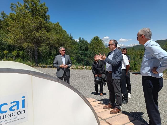 Blasco también ha visitado la depuradora de El Pueyo de Araguás. Foto: Eduardo Ezequiel Moreno