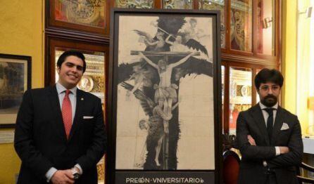 El pregonero universitario Manuel Martín Fajardo y el pintor Jesús Zurita Villa flanquean el cartel para la cita de este martes.