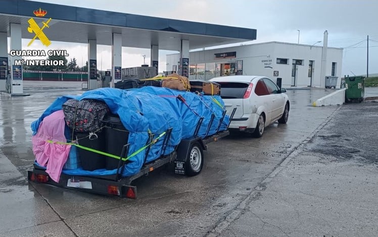 Remolque con la matrícula hecha a mano donde iban los paquetes de tabaco