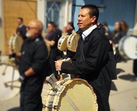 Juan Jesús Moreno, alcalde de Mula, ataviado con la típica túnica de color negro y tocando el tambor por las calles del municipio