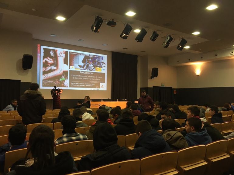 Primera charla de la Campaña &quot;Te puede pasar - Si controlas vuelves&quot; en la Fundación San Valero