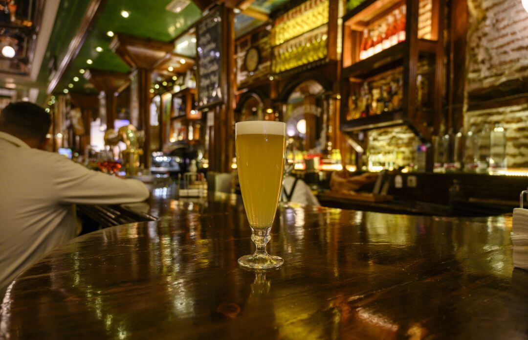 Imagen de una caña sobre la barra de un bar.