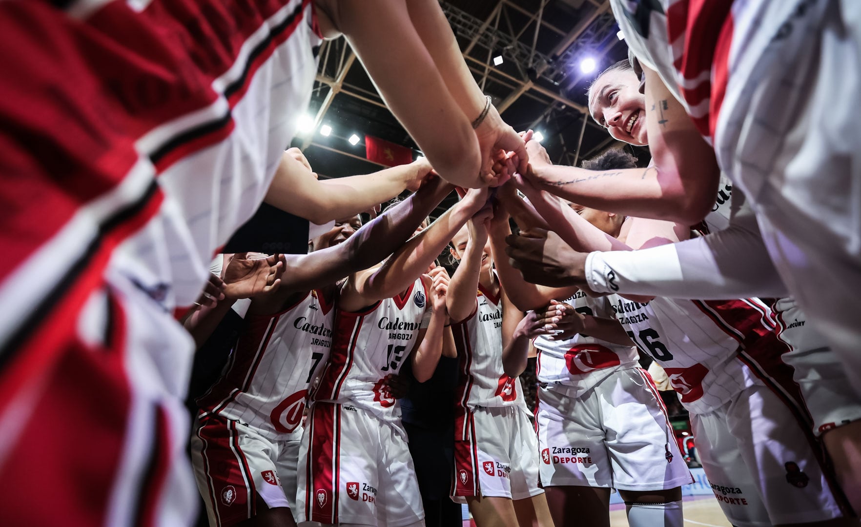 Las jugadoras del Casademont celebran la victoria y la clasificación