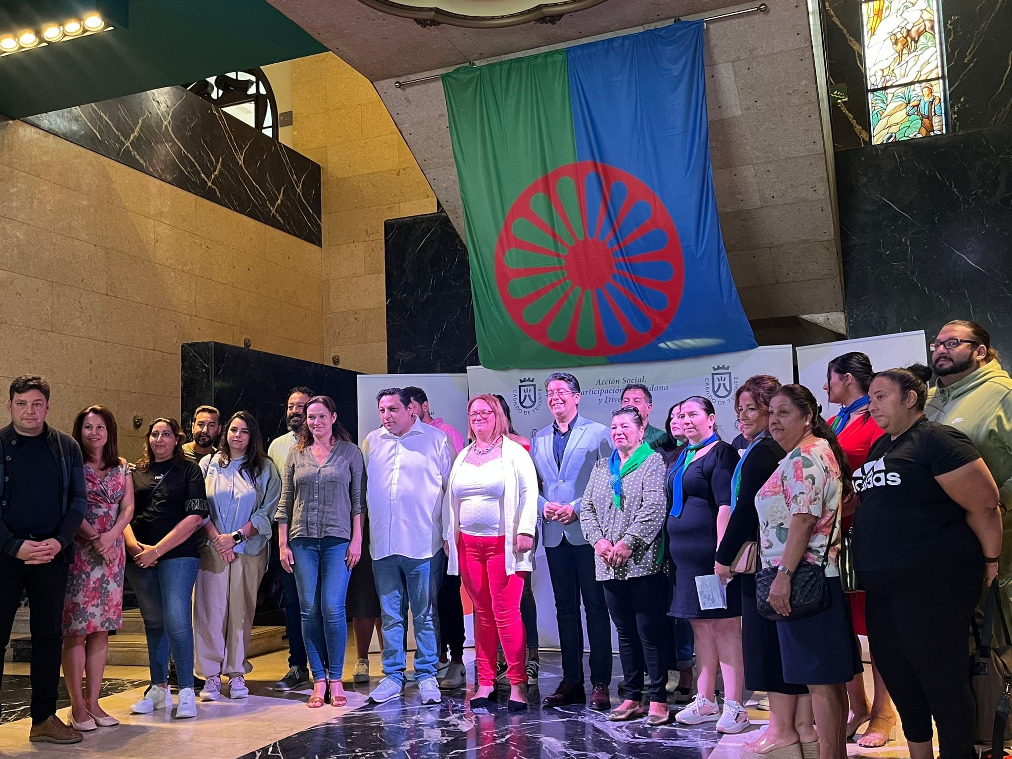 Las organizaciones representantes del Pueblo Gitano con el ejecutivo del Cabildo de Tenerife.