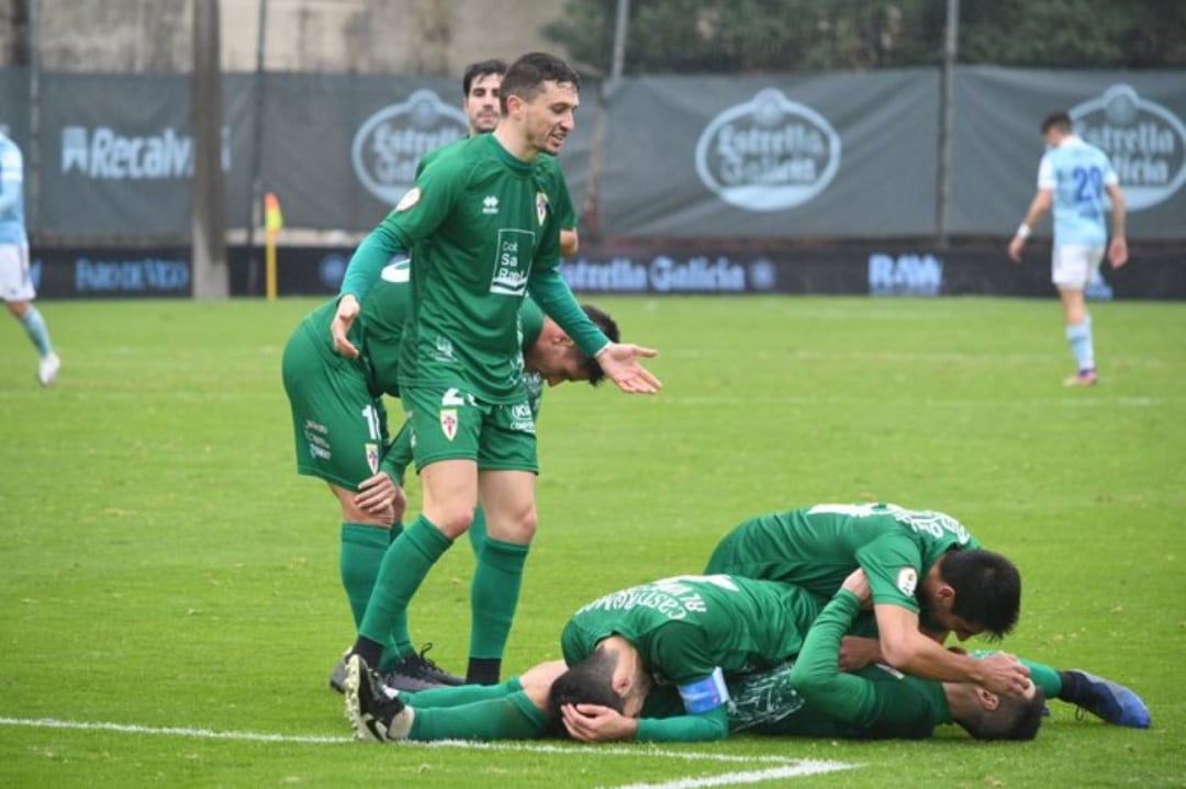 Pablo Antas, de pie, observa como felicitan a Primo, tumbado, lugo de marcar ante el Celta B