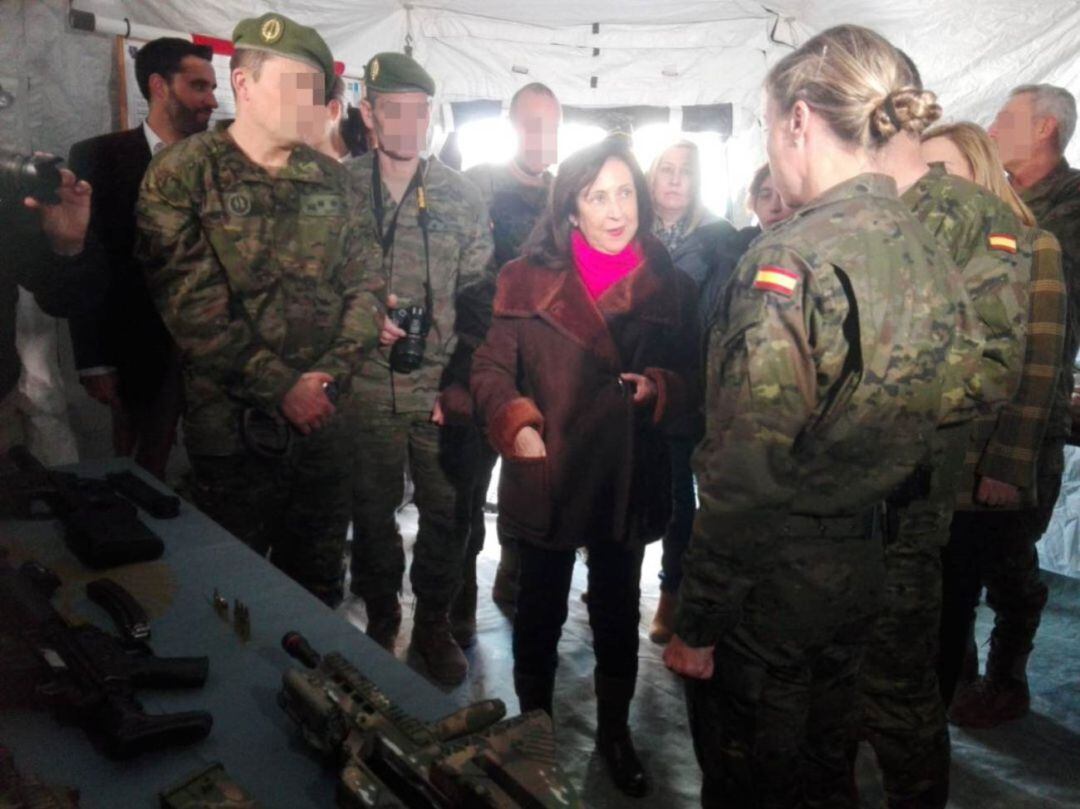 Visita ministra de Defensa a una unidad del MOE