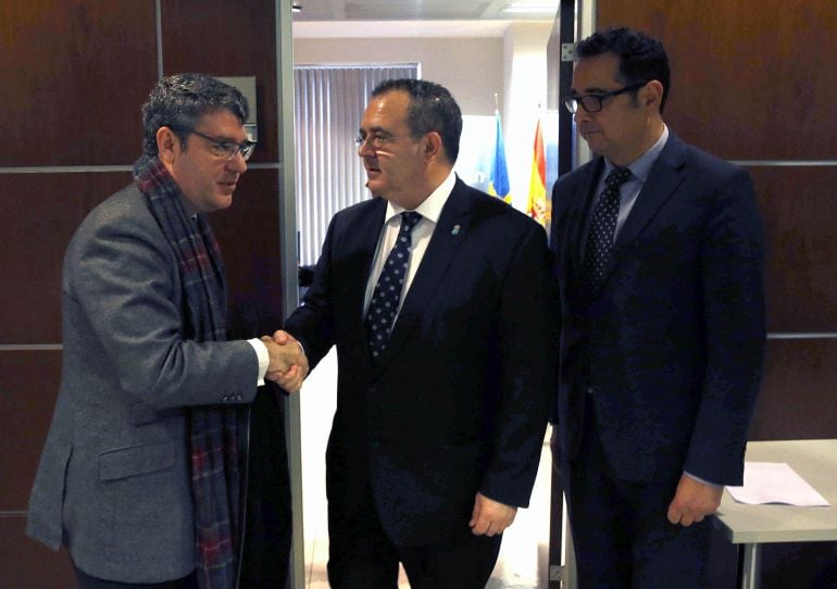 El consejero de Empleo, Isaac Pola saluda al ministro de Energía Alvaro Nadal a su llegada a la consejería en Oviedo.