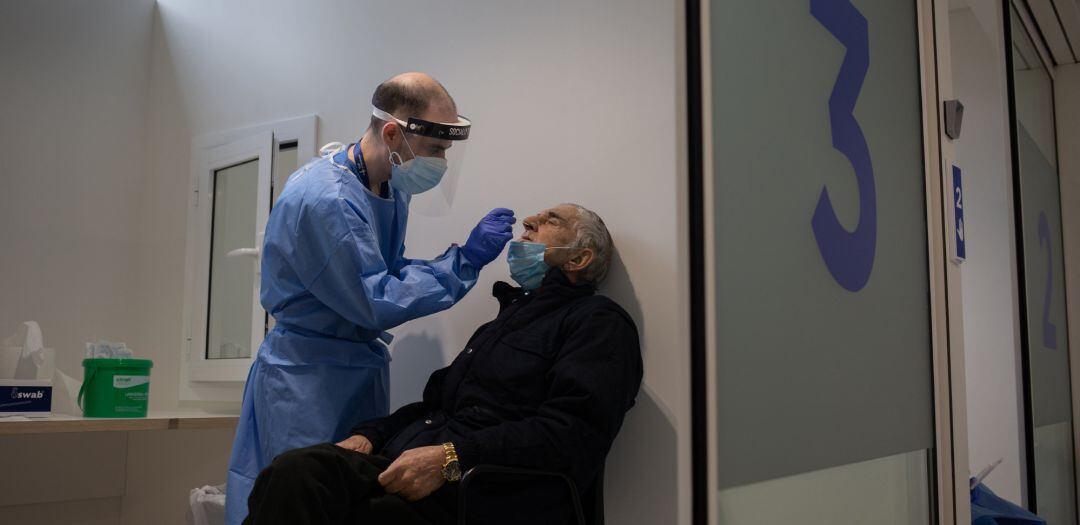 Un hombre se somete a una prueba PCR en el edificio Garbí-Vall de Hebrón, en Barcelona, a 16 de febrero de 2021.
