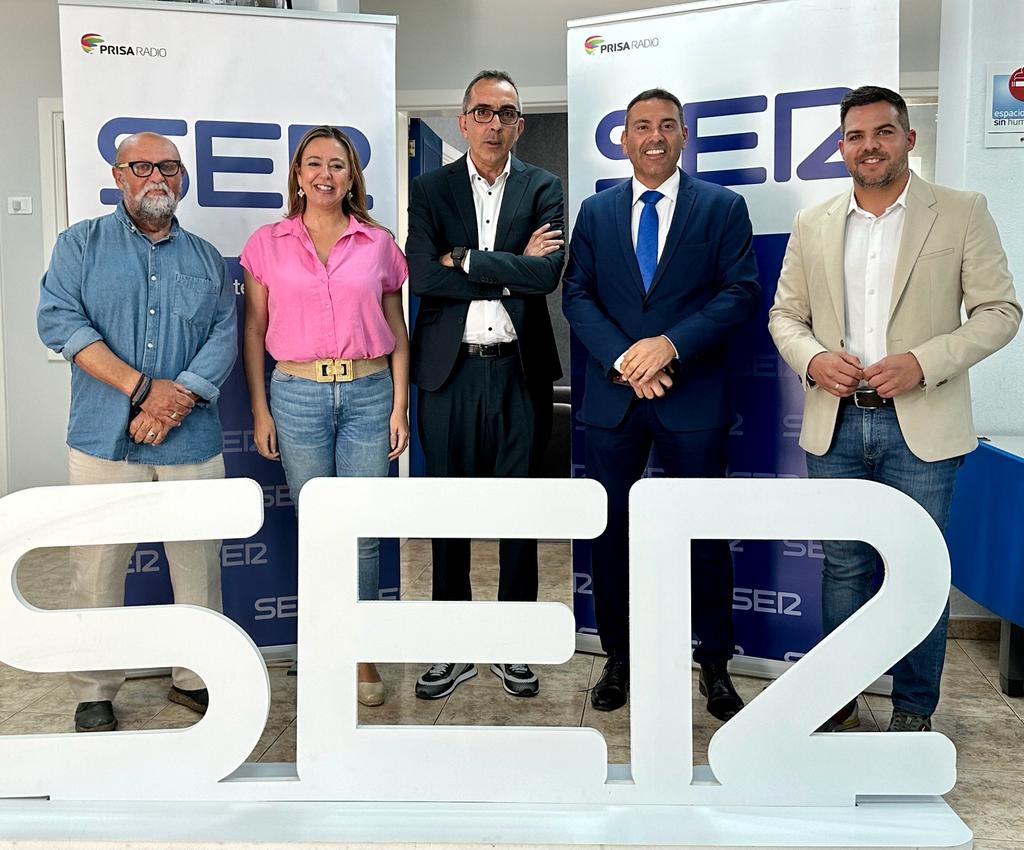 De izquierda a derecha: Nicolás Saavedra (Unidas Sí Podemos), María Dolores Corujo (PSOE), Faelo Morales (director de PrisaRadio en Lanzarote), Oswaldo Betancort (CC) y Jacobo Medina (PP).