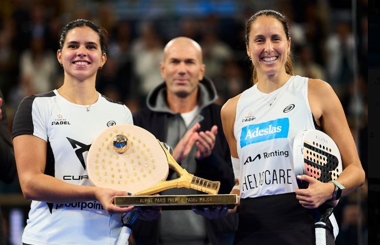 Triay i Brea llueixen el trofeu com a campiones a les pistes de Roland Garros a París.