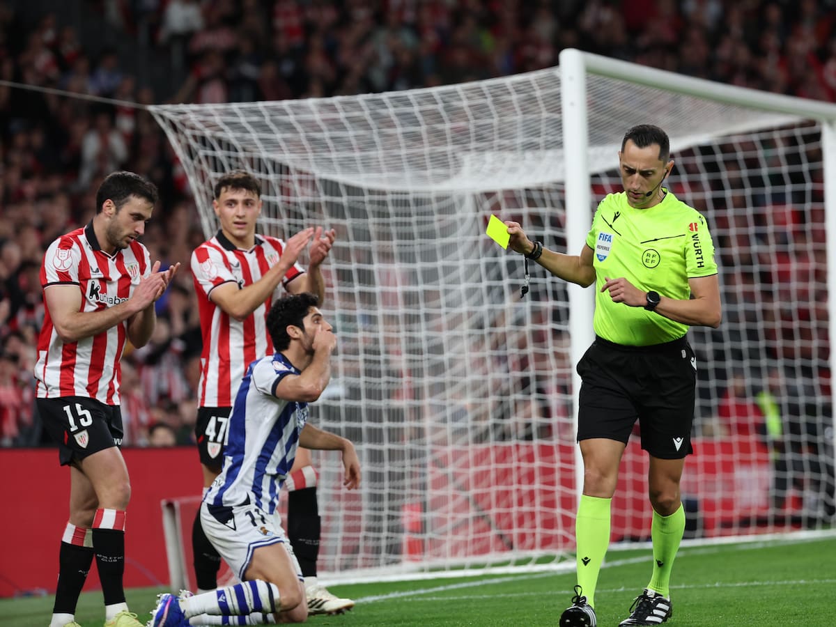 "Se equivoca en la amonestación y además le humilla porque le saca tarjeta cuando está de rodillas": la reflexión de Iturralde González al posible penalti a Guedes en San Mamés