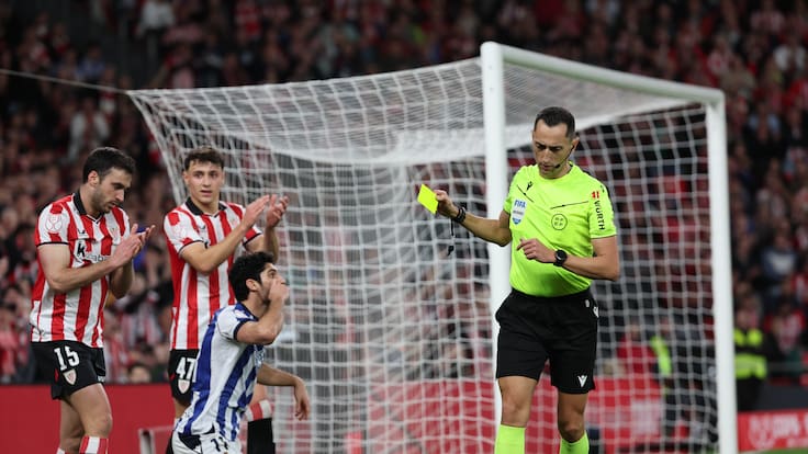 "Se equivoca en la amonestación y además le humilla porque le saca tarjeta cuando está de rodillas": la reflexión de Iturralde González en 'El Larguero' al posible penalti a Guedes en San Mamés