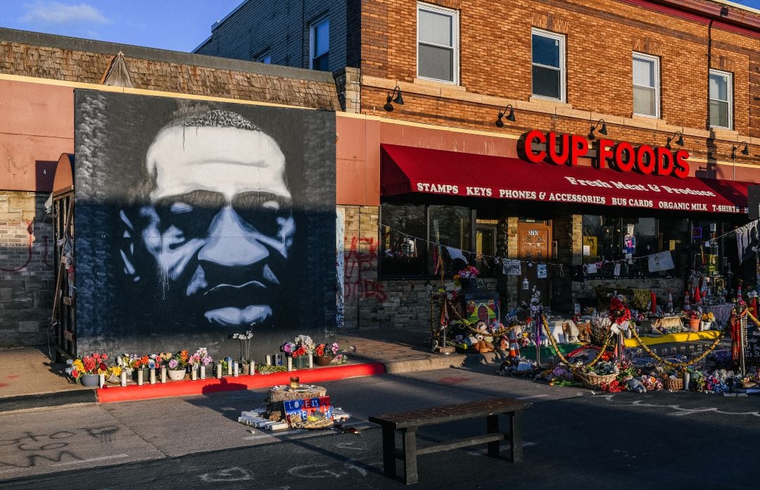 Mural homenaje a George Floyd en la intersección del número 38 de St & Chicago Ave en Minneapolis, Minnesota.