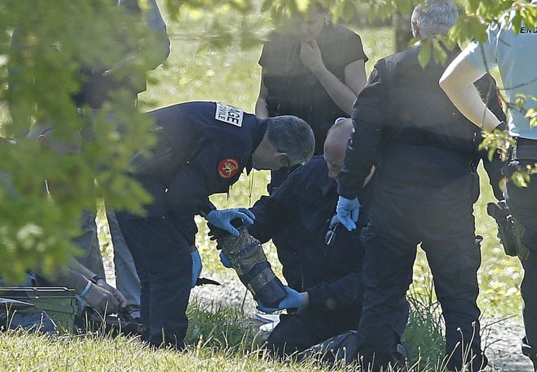 La policía francesa observa las armas encontradas en uno de los zulos en Saint Pee sur Nivelle, en una imagen de archivo