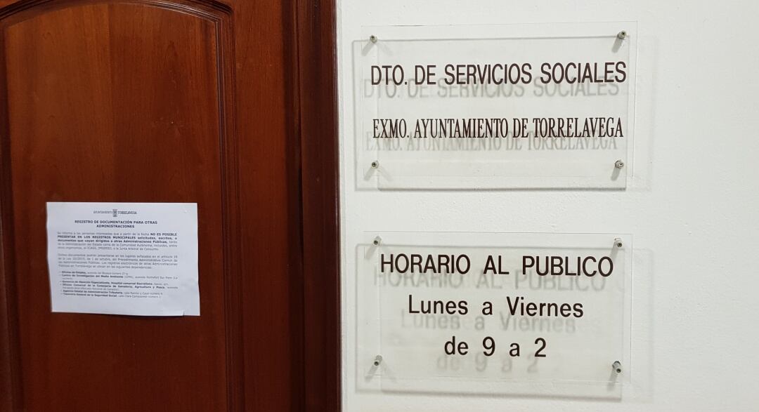 Puerta de la sede central de los servicios sociales