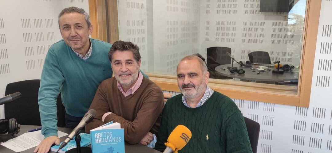 José Manuel Contreras con los autores de &#039;Rretos Hhumanos&#039;