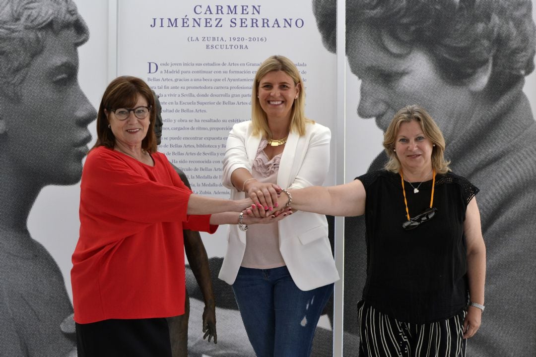 Inmaculada Hernández (centro), candidata del PP a la alcaldía de La Zubia (Granada), junto a sus próximas dos tenientes de alcaldesa, Rosa Gamero (Ganar La Zubia) y Gema González (Ciudadanos)