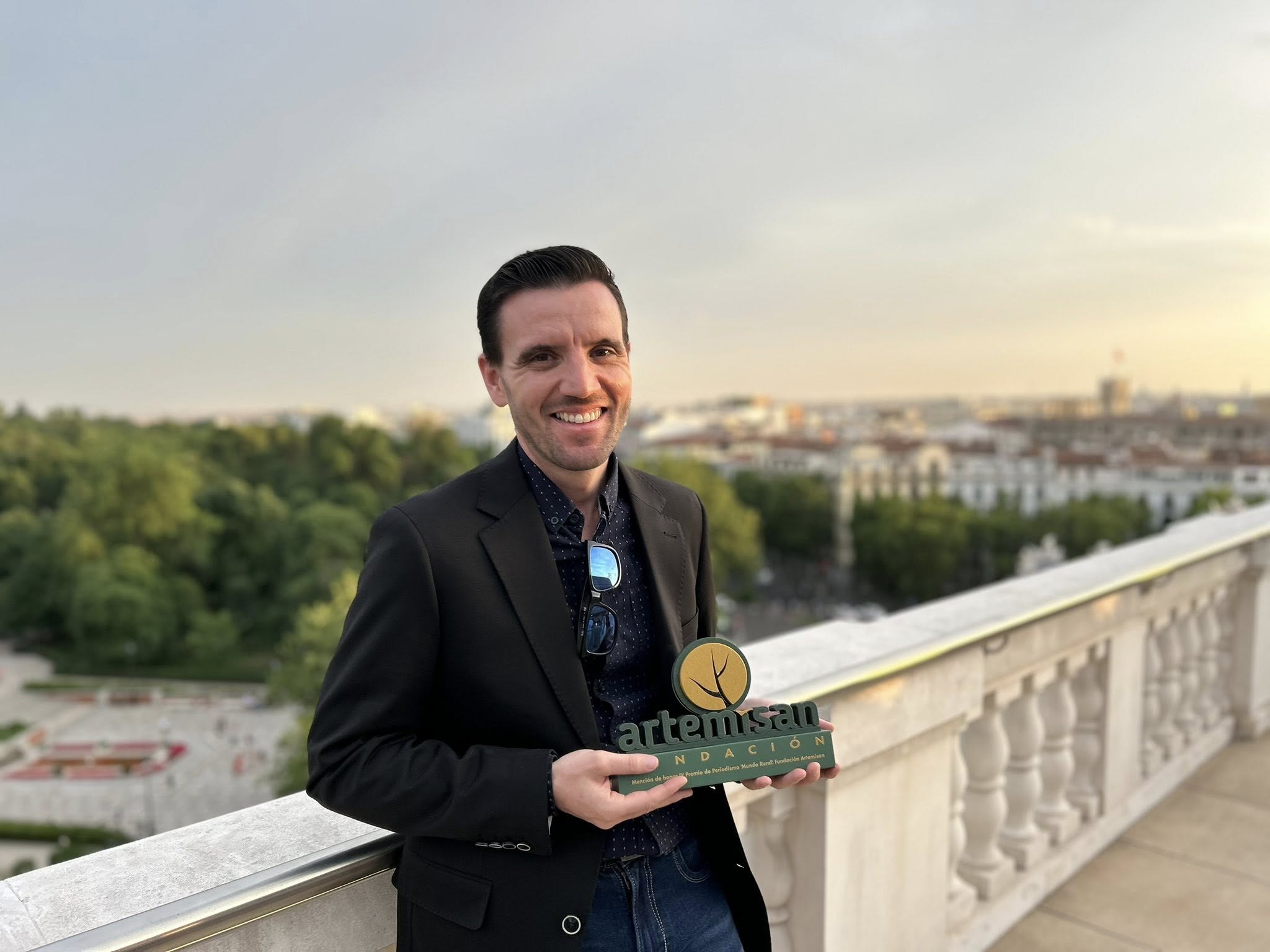 César García, junto a la Mención de Honor del Premio de Periodismo Mundo Rural de la Fundación Artemisan.