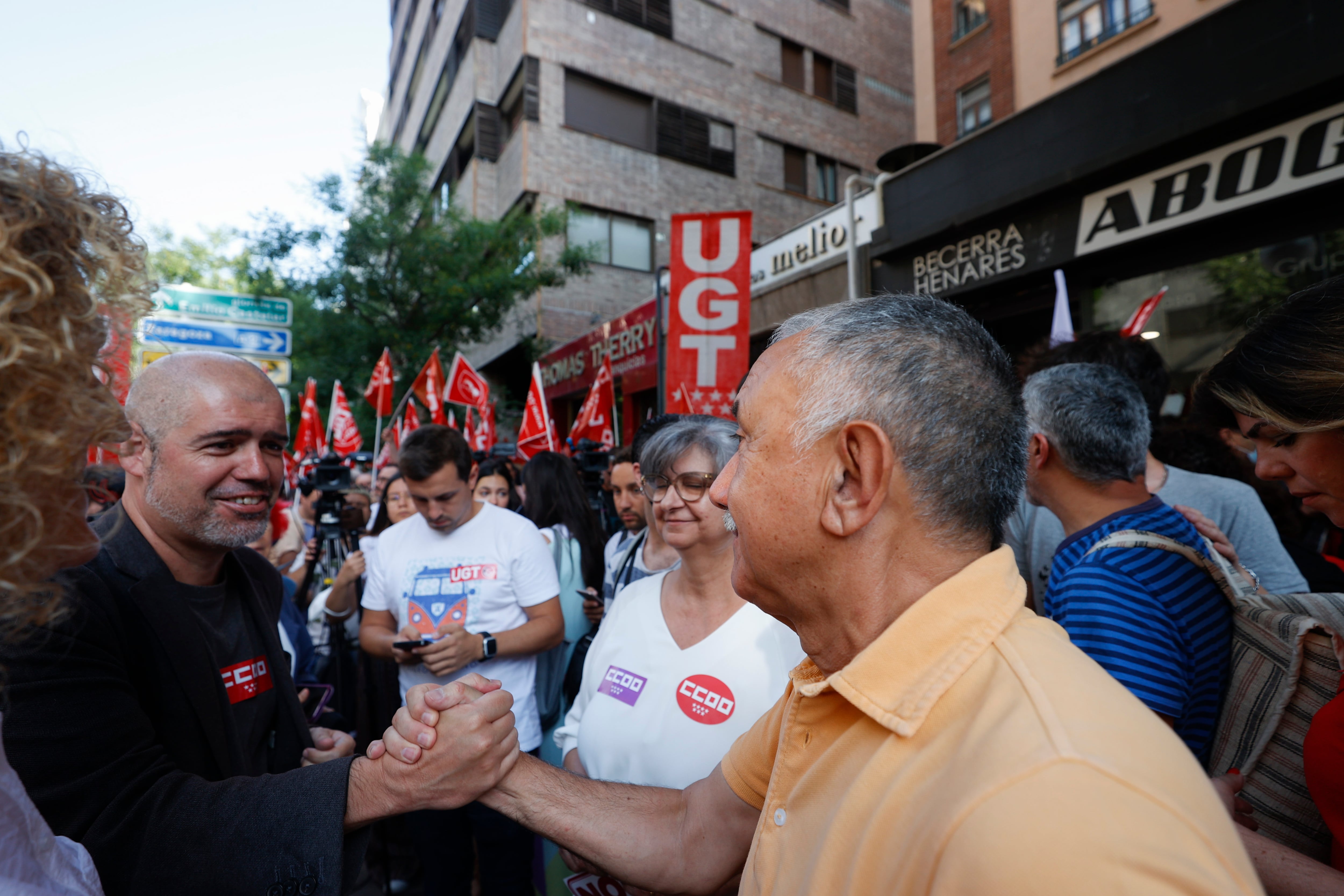 El secretario general de la UGT, Pepe Álvarez (d), saluda al secretario general de la CCOO, Unai Sordo (i) frente a las sedes de las organizaciones patronales en Madrid