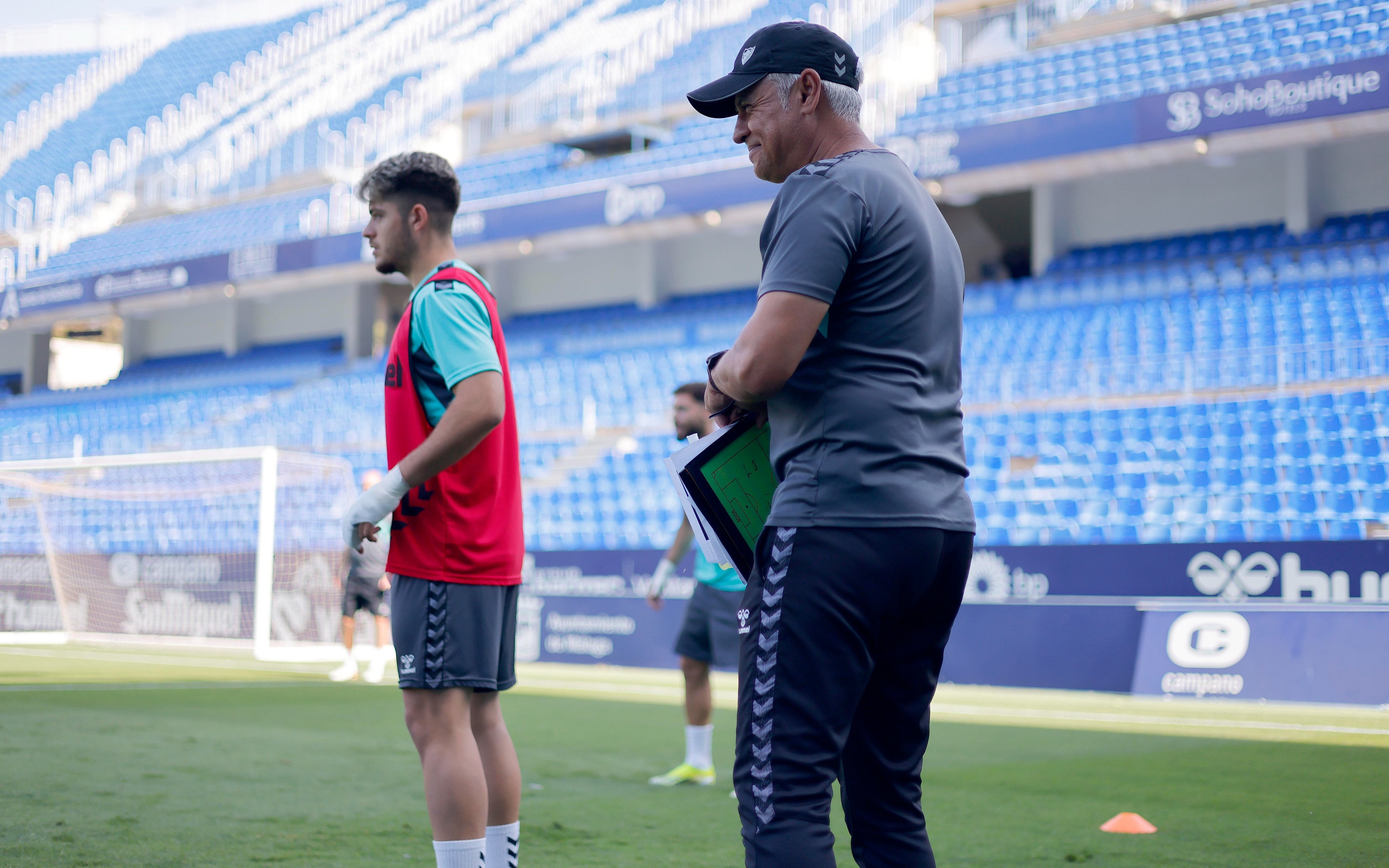 El técnico del Málaga Sergio Pellicer, dirigiendo el entrenamiento previo al encuentro contra el Nastic