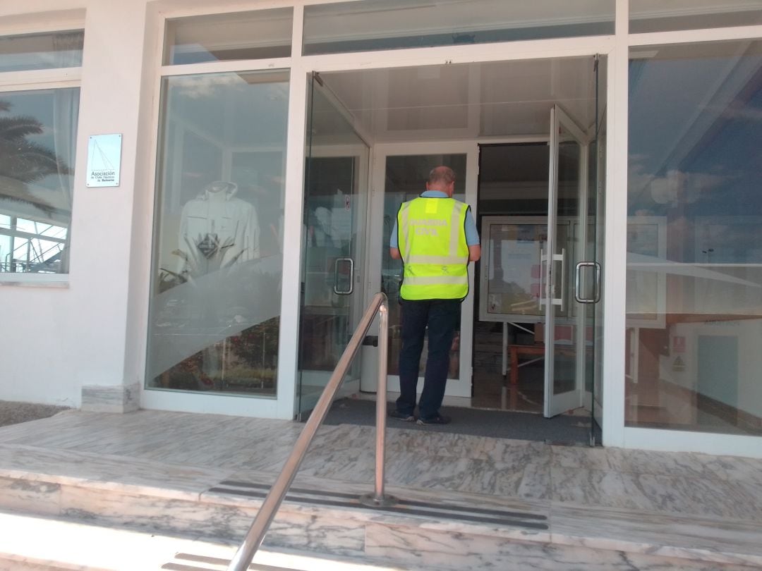 Un momento durante la actuación de la Guardia Civil en las instalaciones del Club Náutico