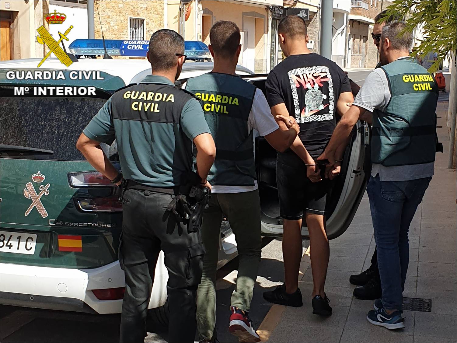 Uno de los atracadores es trasladado por agentes de la Guardia Civil