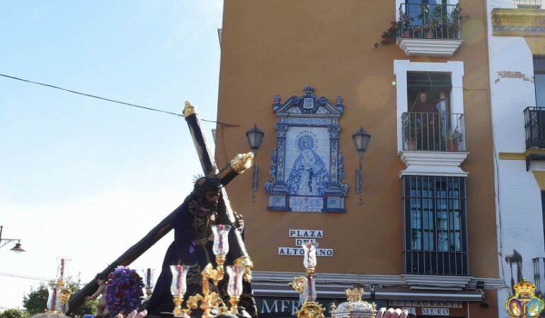 El Cristo de las Tres Caídas en uno de sus últimos traslados llegando a la Plaza del Altozano