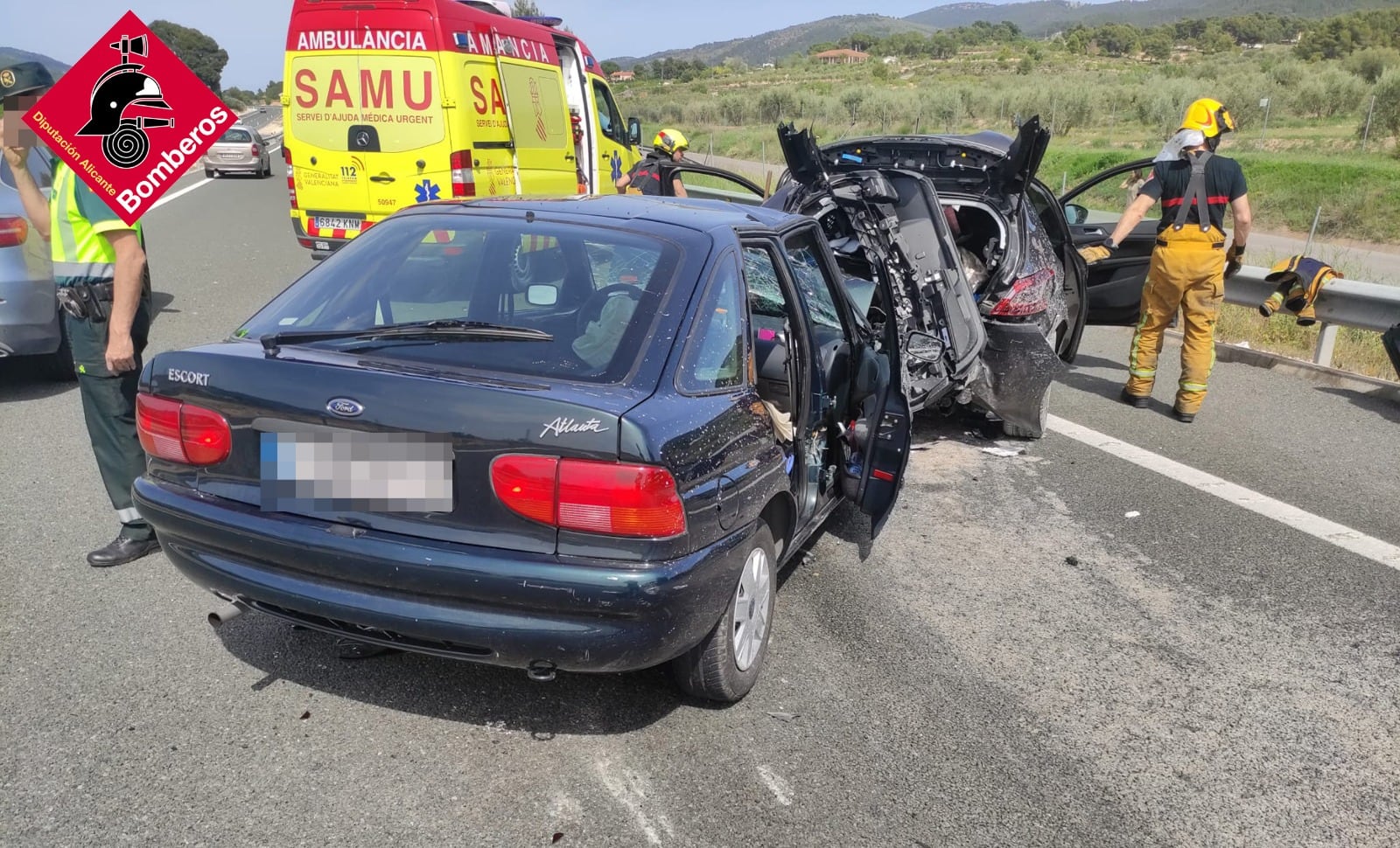 Los bomberos actúan en un accidente en la A7 a la altura de Ibi