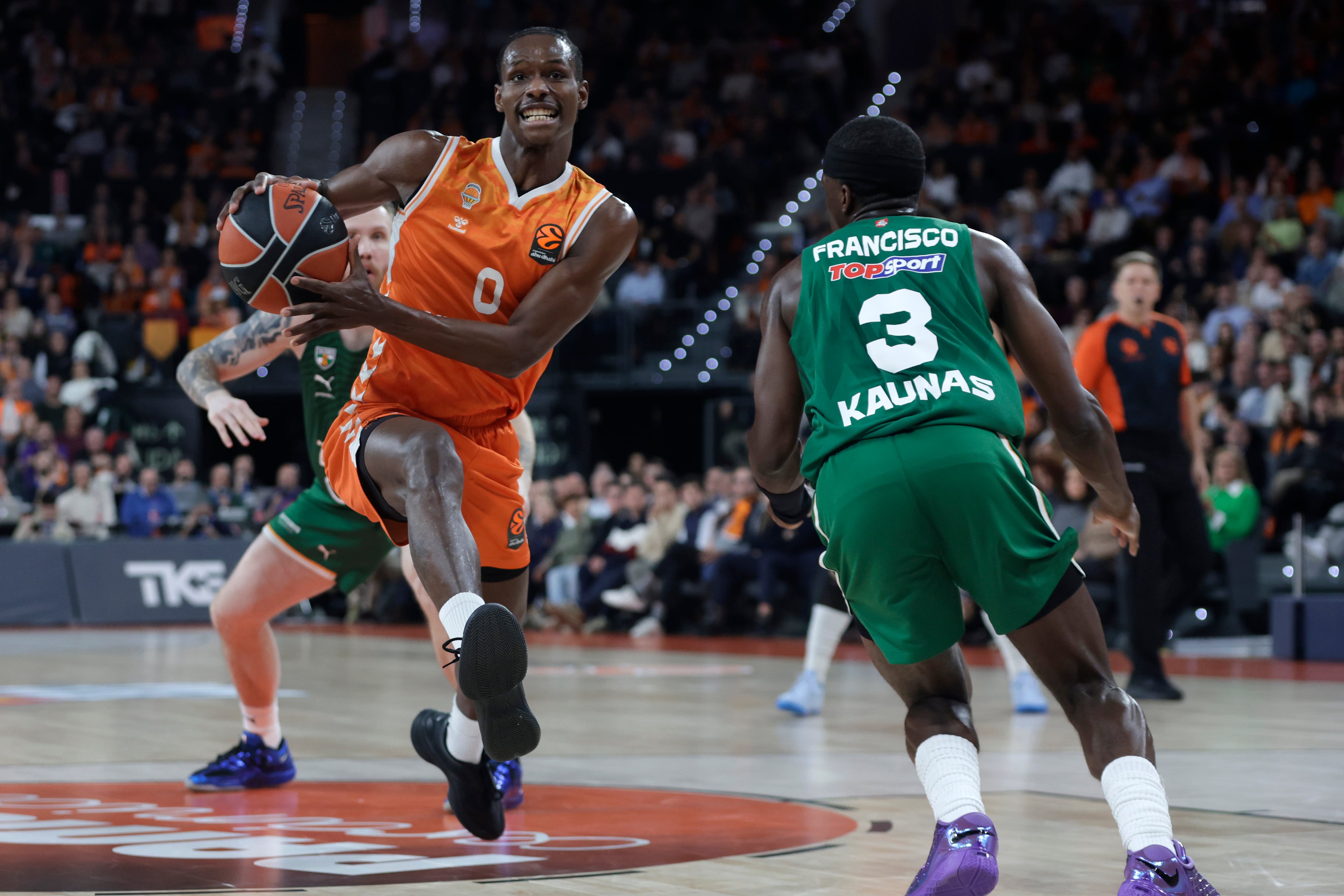 VALENCIA, 05/03/2026.- El jugador del Zalgiris Kaunas Sylvain Francisco (dcha) defiende ante el jugador del Valencia Basket Brancou Badio, durante el partido de la EuroLiga que Valencia Basket y Zalgiris Kaunas disputan este jueves en el pabellón Roig Arena de Valencia. EFE/Miguel Ángel Polo