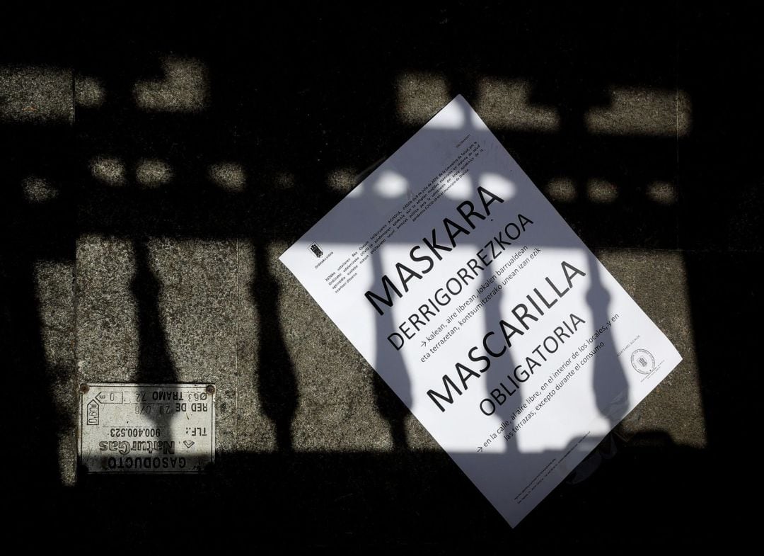 - Vista de un cartel informativo del Ayuntamiento de Ordizia (Gipuzkoa) caído en una calle 