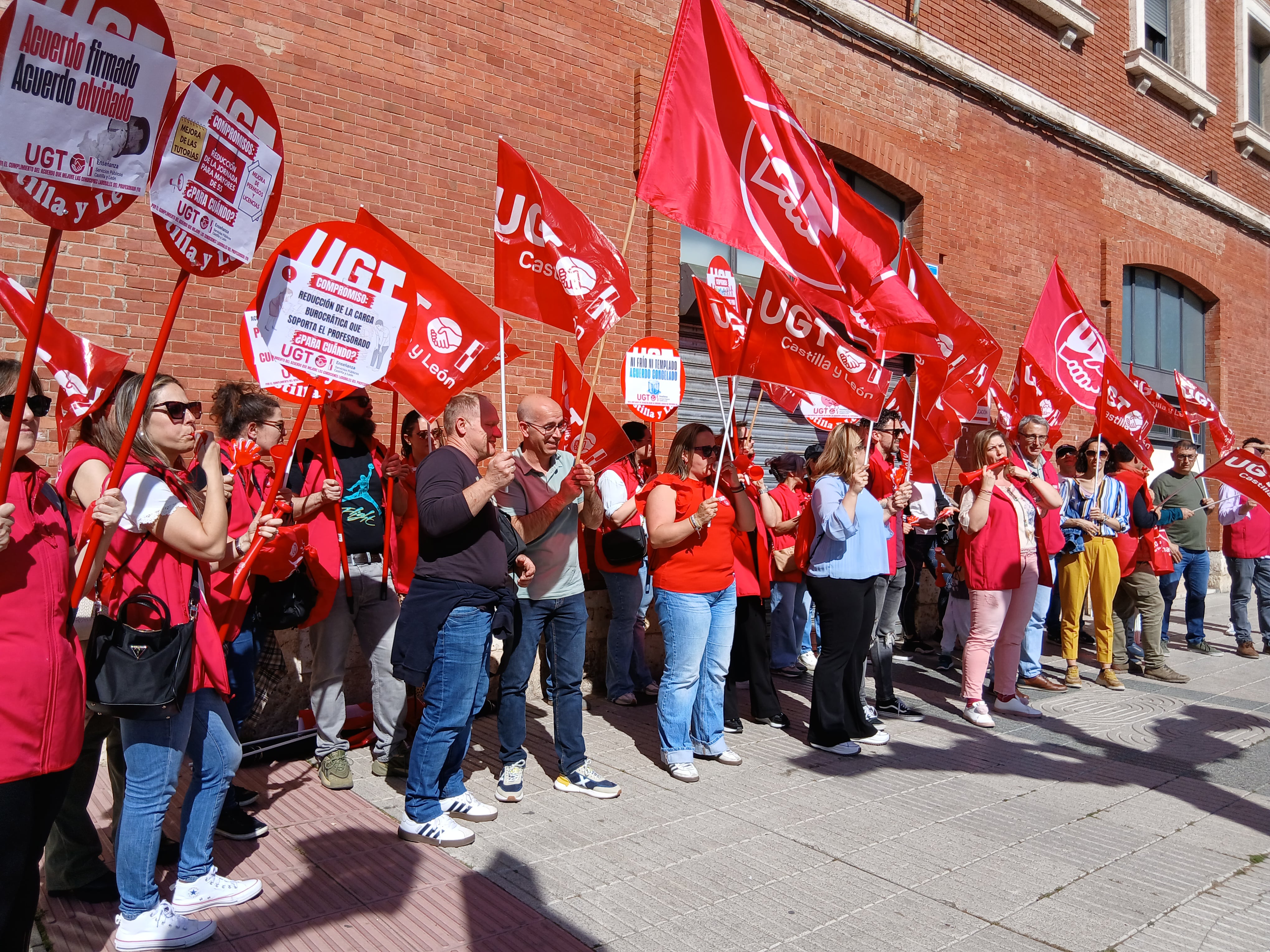 Concentración de UGT a las puertas de la Dirección provincial de Educación