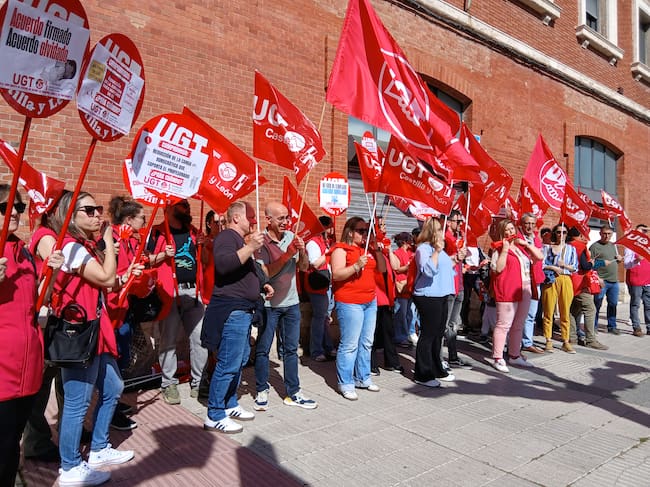 Concentración de UGT a las puertas de la Dirección provincial de Educación