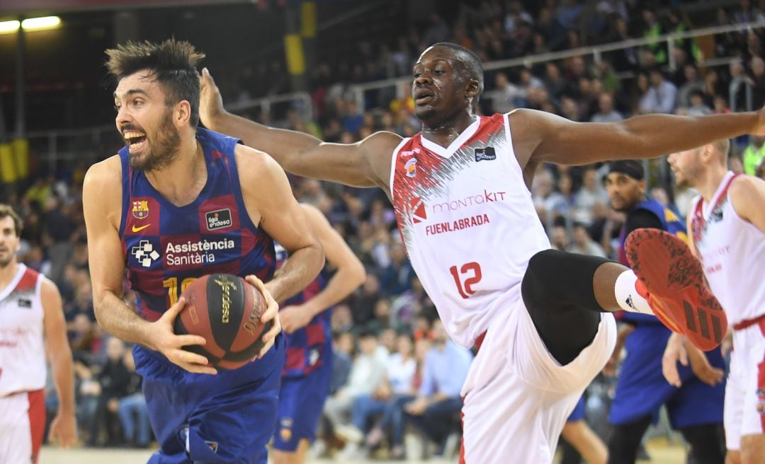 Osas Ehigiator (12) pelea por un rebote con Pierre Orriola (F.C. Barcelona) durante el encuentro del pasado domingo en el Palau Blaugrana.