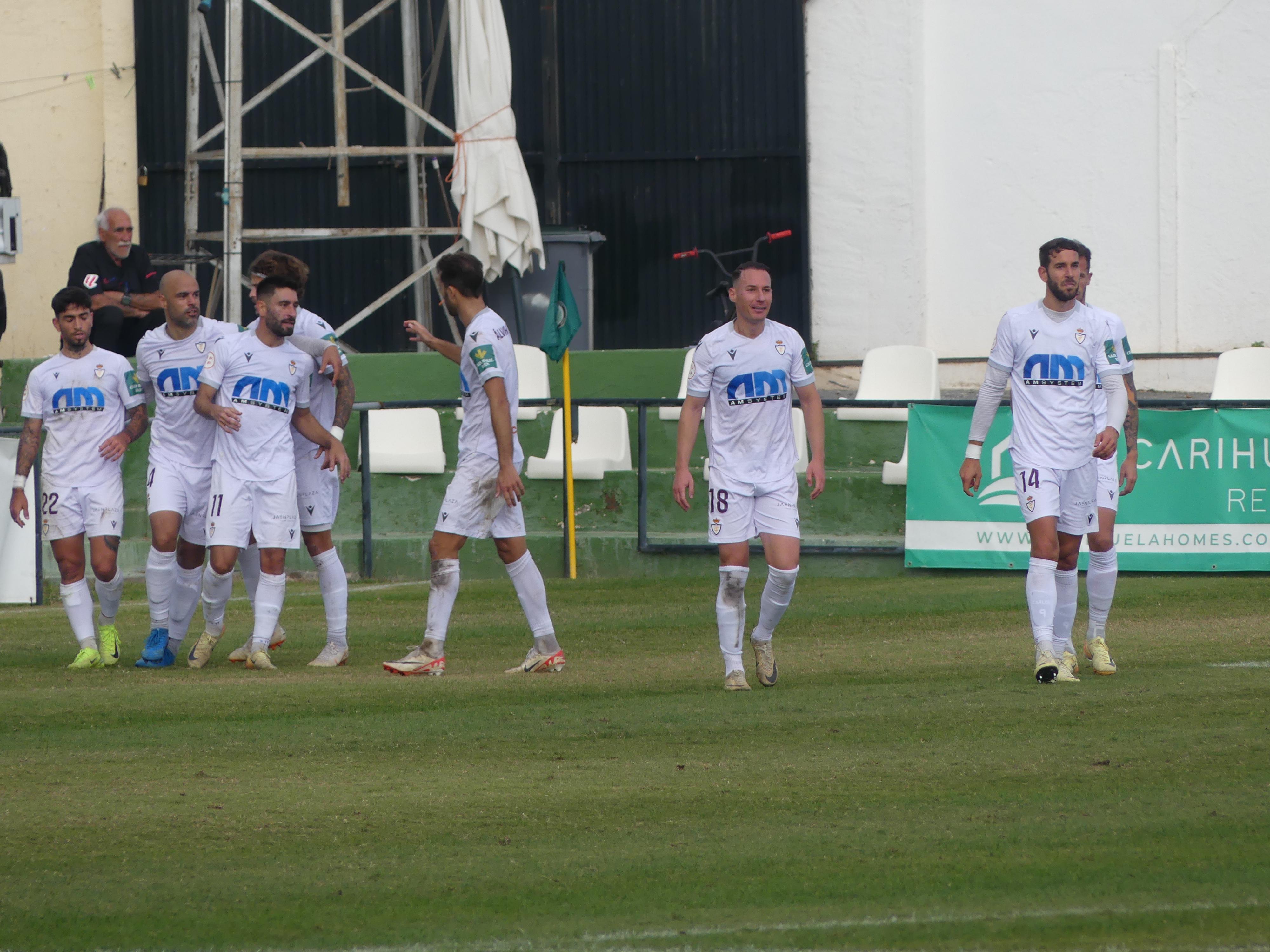 Los jugadores del Real Jaén celebran el gol de Óscar Lozano en El Pozuelo de Torremolinos ante el Málaga City.