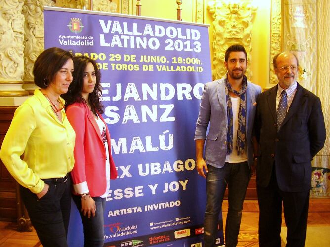 Mercedes Cantalapiedra, Paula Vegas (del grupo Sub-19), Álex Ubago y Javier León, en la presentación de Valladolid Latino 2013