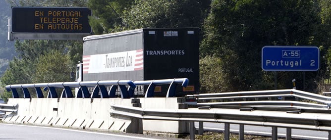 Una señal avisa del inicio del cobro de un peaje en las autovías portuguesas por medio de un dispositivo electrónico