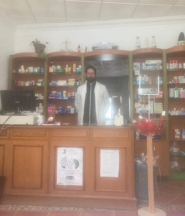 Manuel Delgado, en su farmacia de Solana del Pino