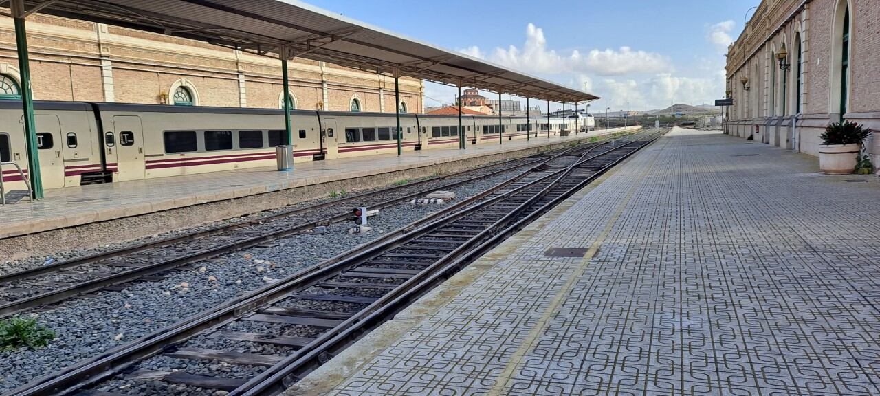 Este lunes se han suprimido los trenes directos entre Cartagena y Madrid con motivo de las obras del AVE a Murcia