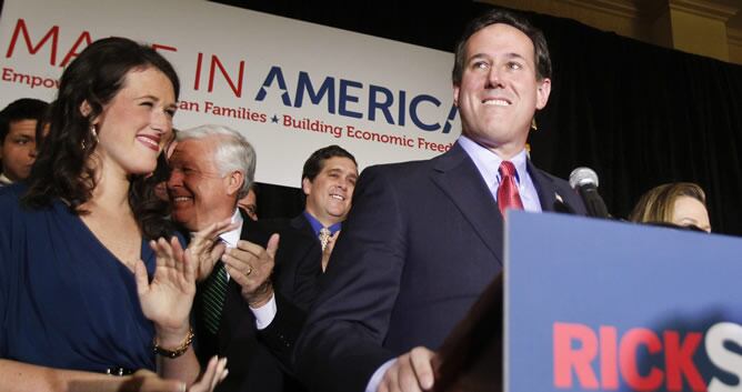 Rick Santorum, acompañado por su hija Elizabeth, se dirige a sus seguidores en el Centro de Convenciones St. Charles en Missouri