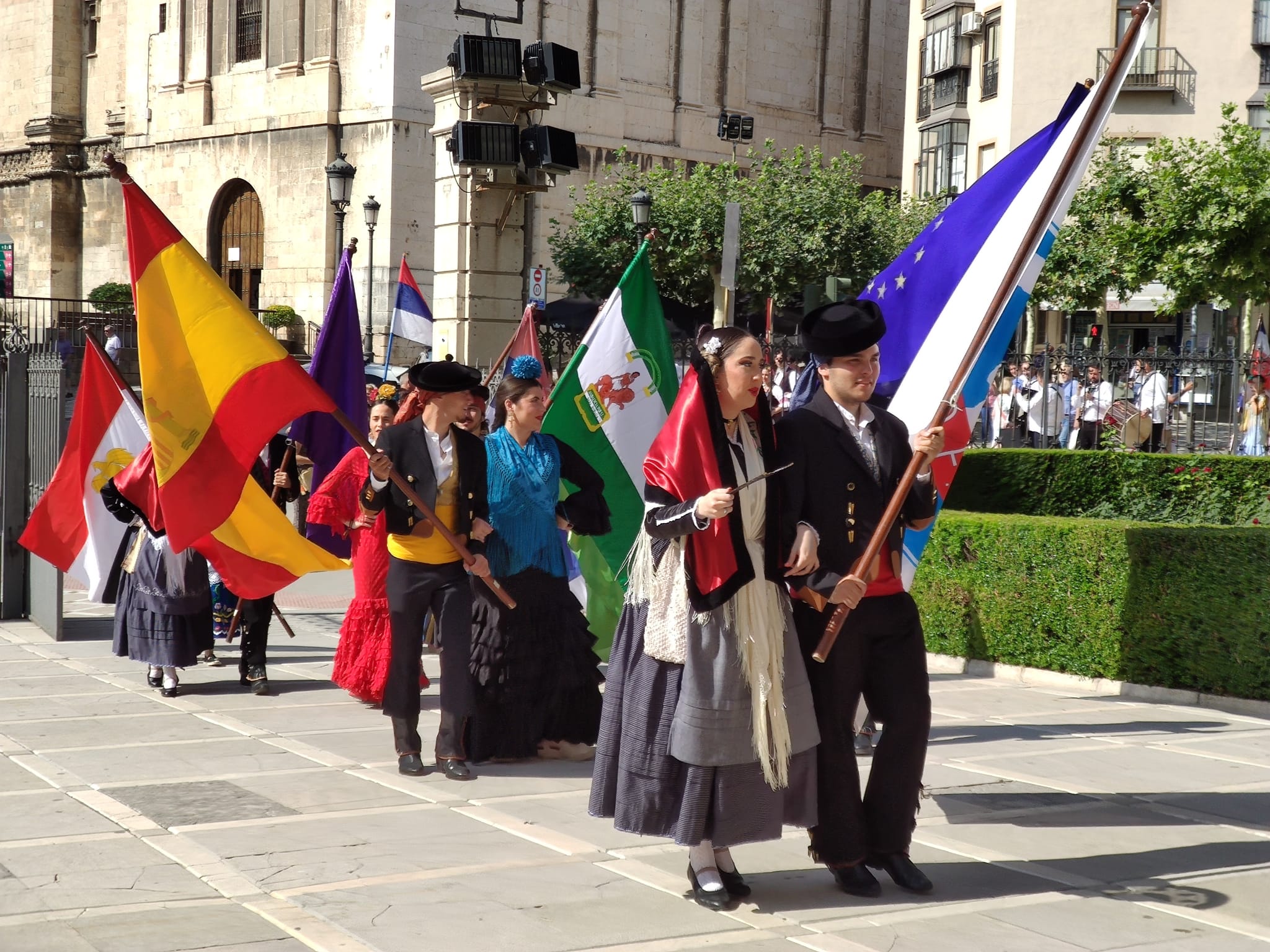 Miembros del Folk del Mundo entran en la lonja de la Diputación Provincial de Jaén