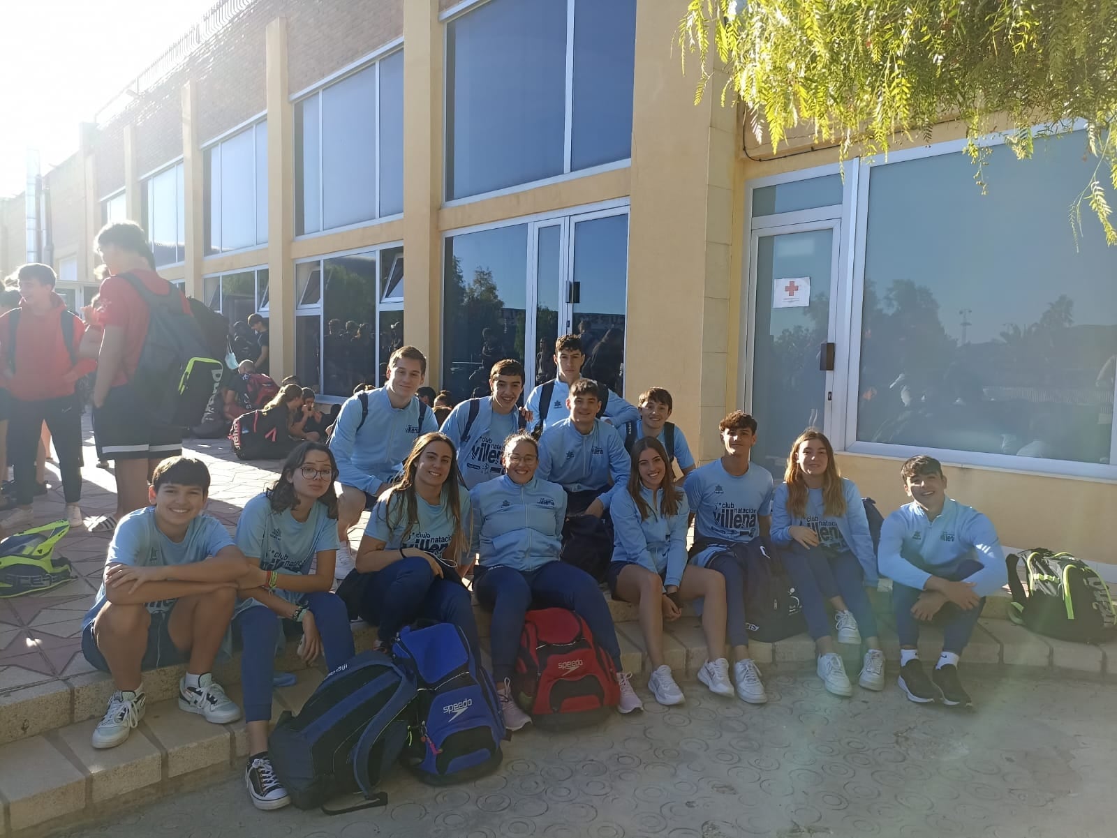 Nadadores de Villena en la piscina del Centro Excursionista Eldende