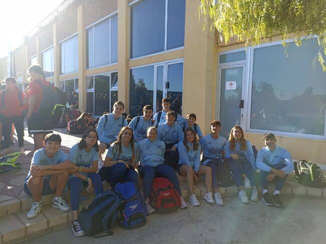 Nadadores de Villena en la piscina del Centro Excursionista Eldende