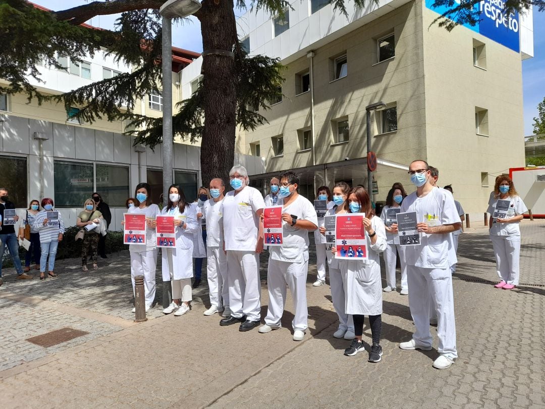 Los profesionales de urgencias del hospital Santos Reyes se han concentrado a la puerta del centro para reivindicar que se reconozca la especialidad