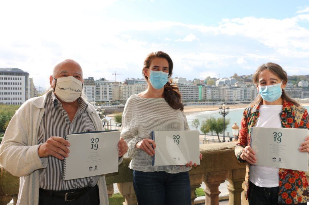 De izquierda a derecha: Manu González, director técnico del observatorio; Leire Sarobe, técnica del observatorio; y Marisol Garmendia, concejala de Ecología