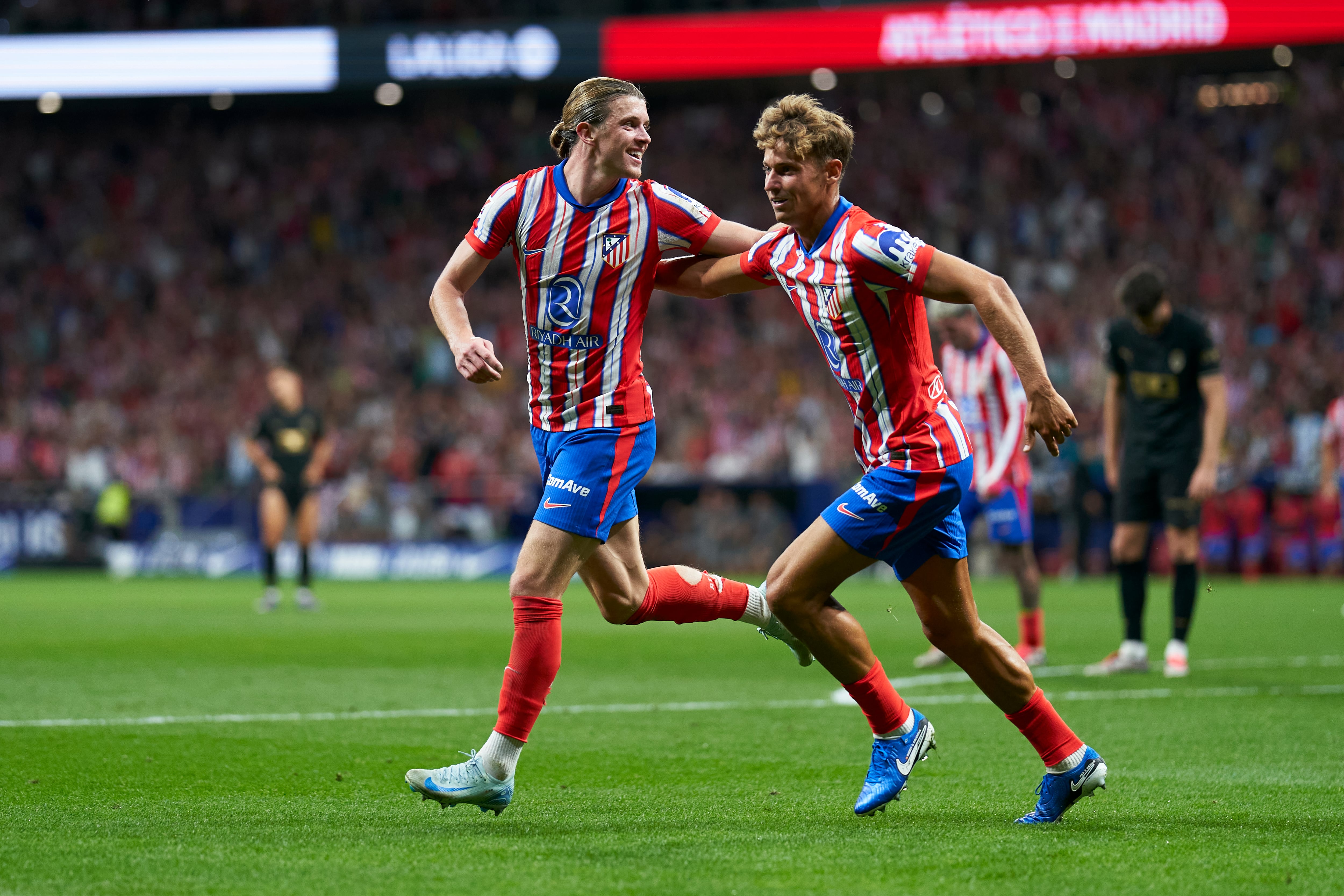 Gallagher y Llorente celebrando el primer tanto