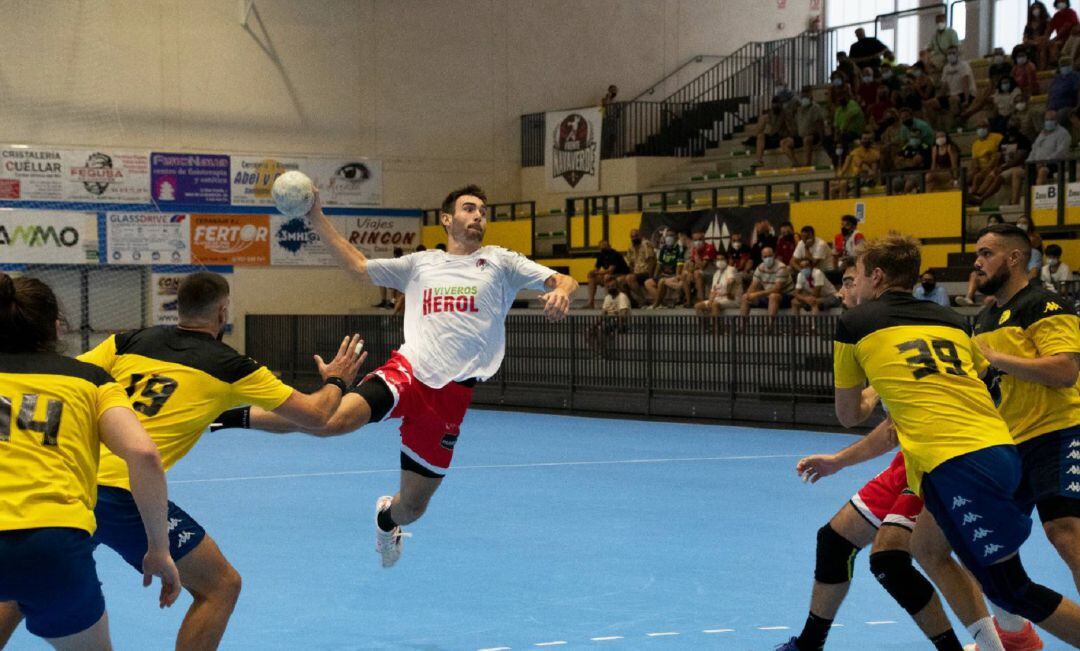 La defensa del Tubos Aranda, durante una acción del reciente encuentro ante Balonmano Nava.