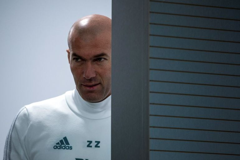 Zidane, al entrar en la sala de prensa de Valdebebas