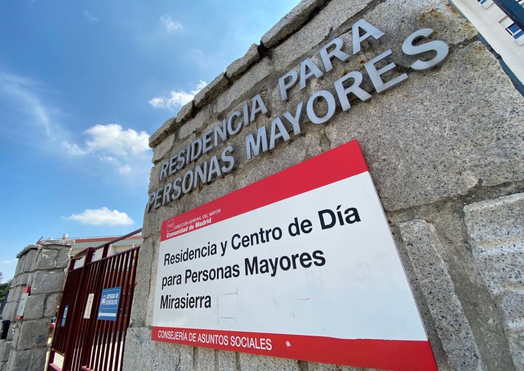 Entrada de la Residencia para Mayores Mirasierra, en Madrid.