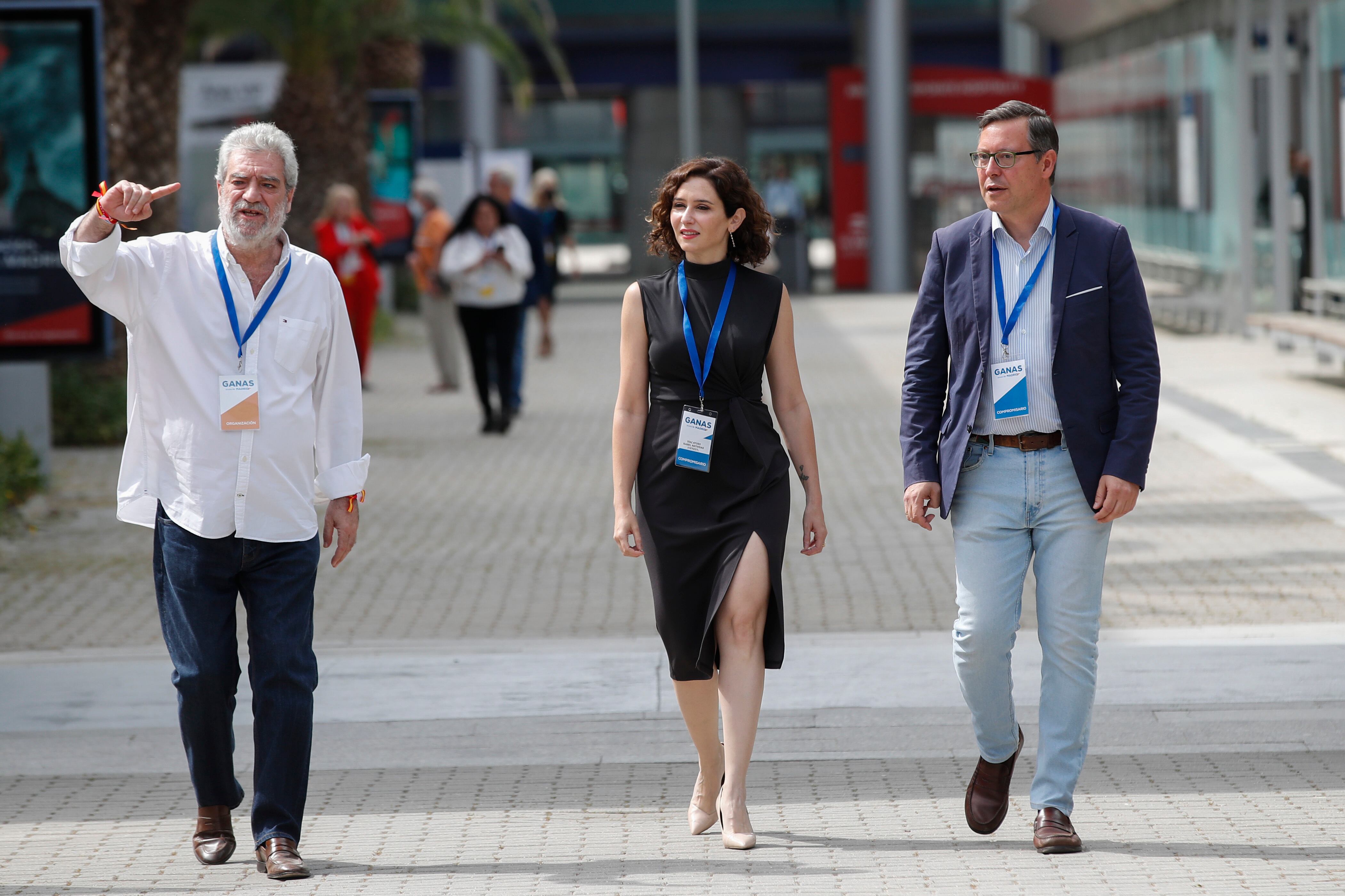 MADRID, 20/05/2022.- La presidenta de la Comunidad de Madrid, Isabel Díaz Ayuso junto al portavoz del PP en la Asamblea, Alfonso Carlos Serrano (d), y Miguel Ángel Rodríguez (i) a su llegada a la apertura del 17 Congreso Autonómico Extraordinario del PP que se celebra en el recinto IFEMA de Madrid. EFE/ Juan Carlos Hidalgo