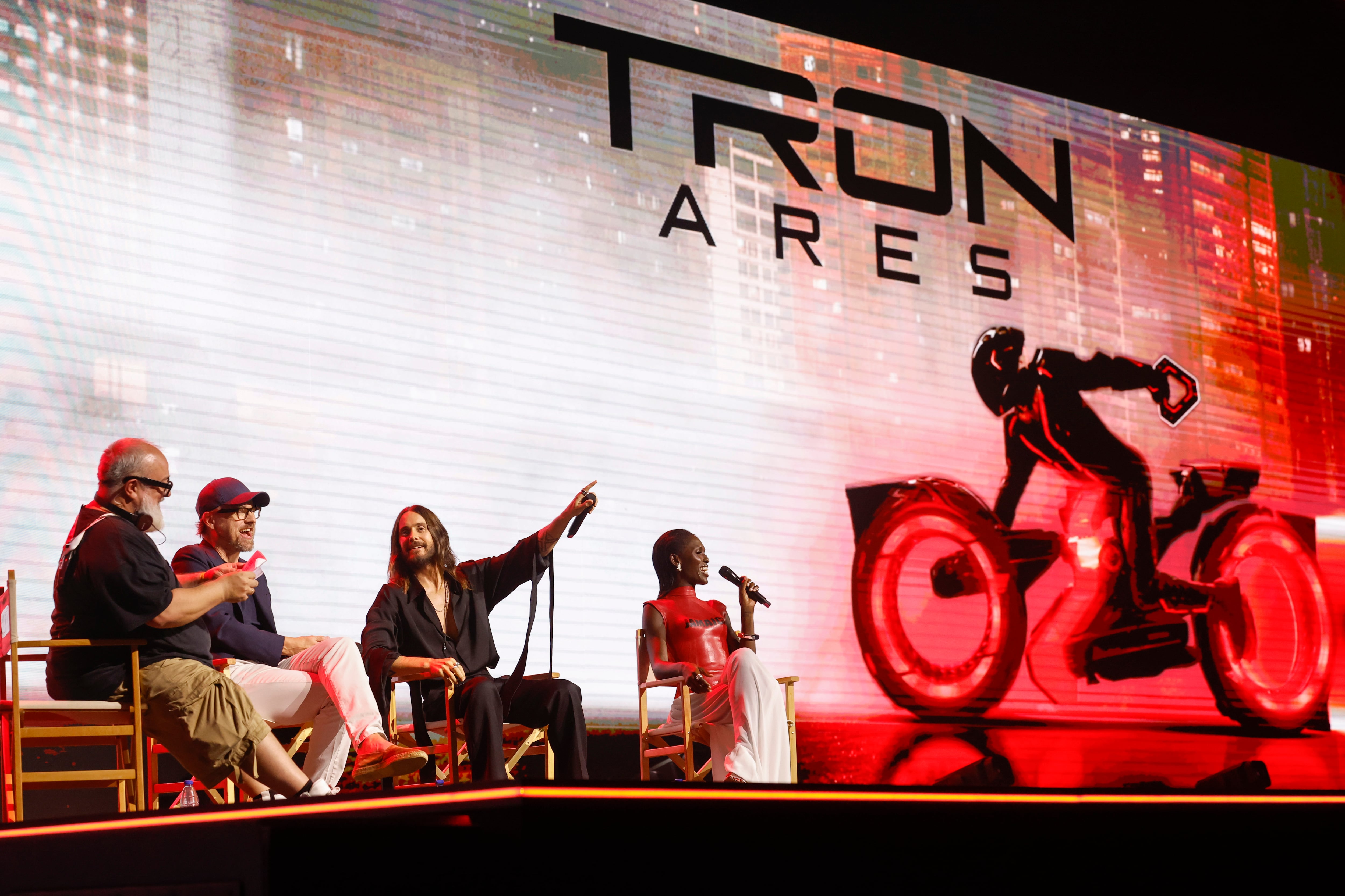 MÁLAGA, 26/09/2025.- (izda a dcha) El cineasta español Alex de la Iglesia, el director noruego Joachim Ronning, el actor y cantante estadounidense Jared Leto y la actriz británica Jodie Turner- Smith durante la presentación de la nueva película de Disney &#039;Tron: Ares&#039;, este viernes en la segunda jornada del I San Diego Comic-Con Málaga. EFE/ Jorge Zapata
